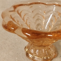 abrikos farvet lille presset glas skål på fod vintage glas